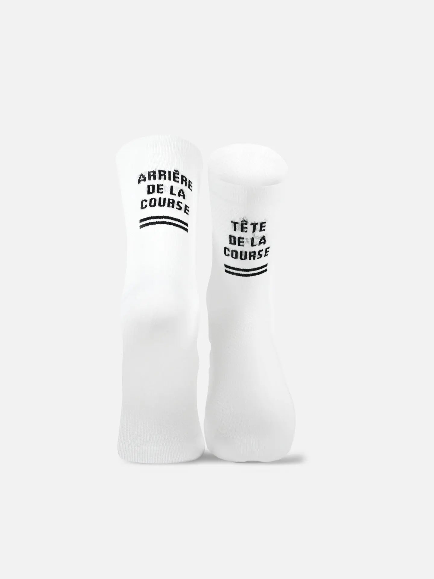 The La Machine Cycle Club Tête de la Course - Cycling Socks in white feature ARRIÈRE DE LA COURSE and TÊTE DE LA COURSE in black text with stripes, combining optimal elastic fit with all-day comfort.