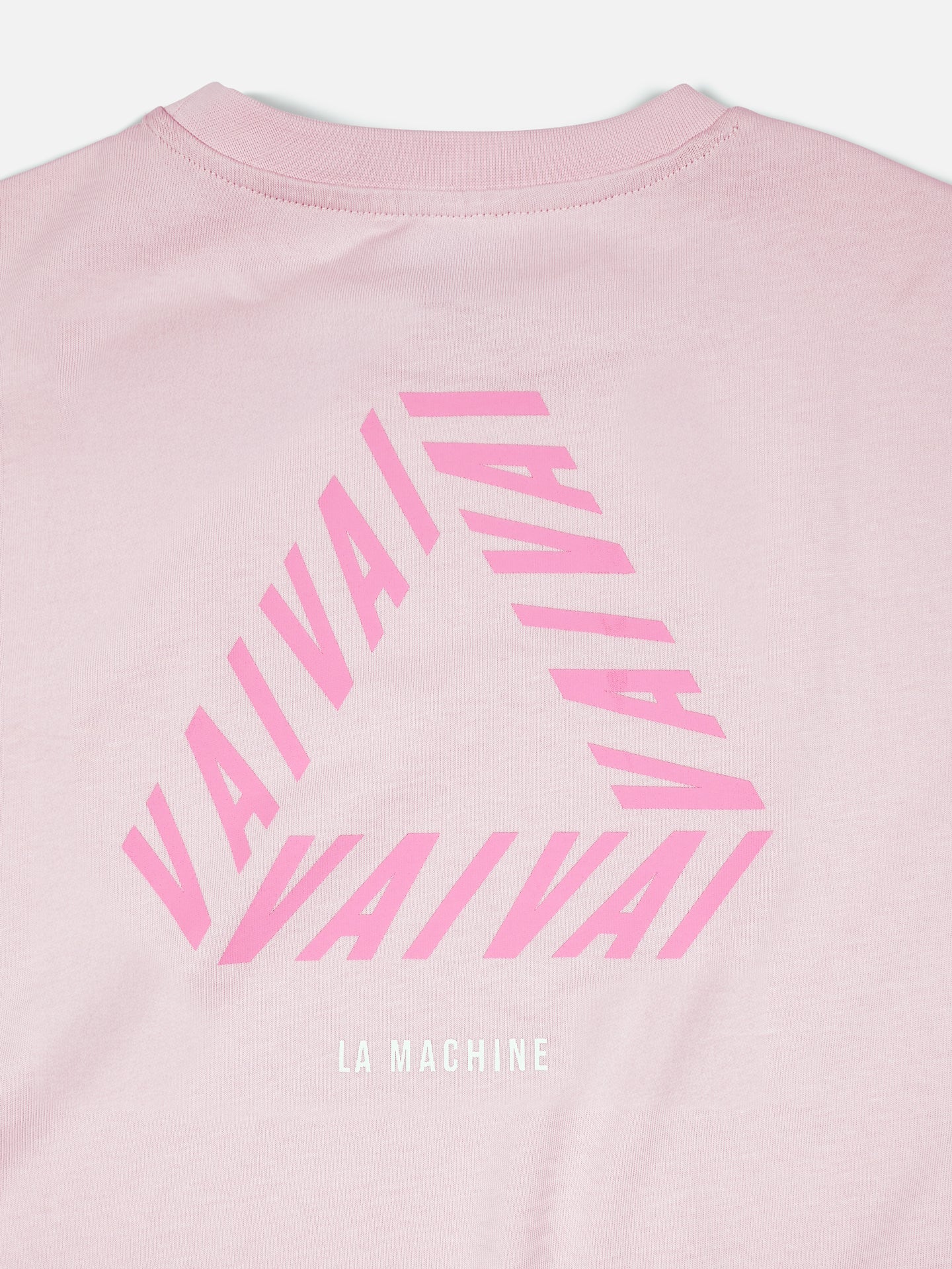 The Vai Vai - Loose Fit - Giro d’Italia T-shirt by La Machine Cycle Club features VAIVAI printed thrice in a pink triangle on the back with LA MACHINE below—cycling style inspired by the Giro d’Italia.