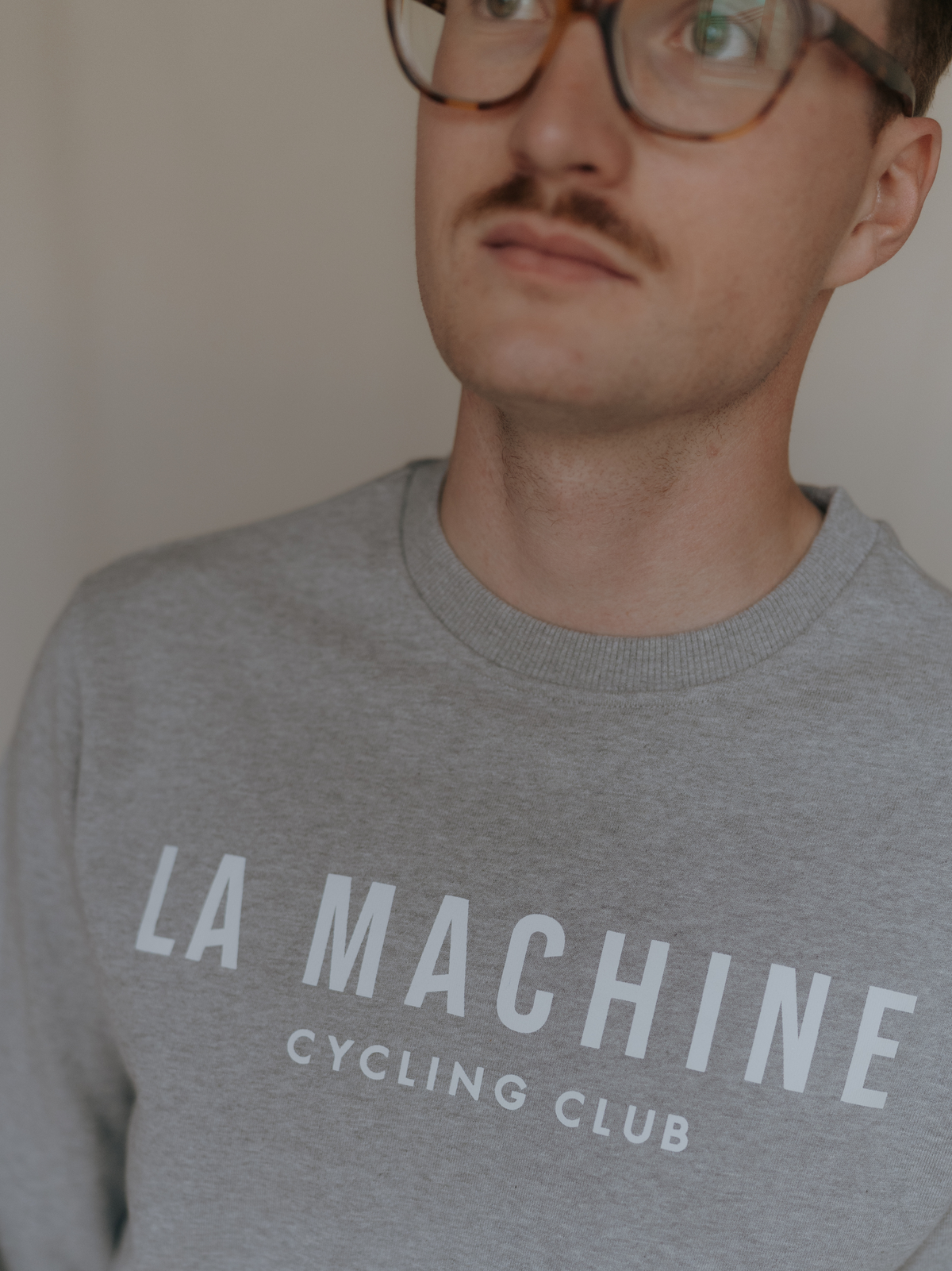 Close-up of the embroidered logo on the La Machine Club Line Sweatshirt in grey melange.