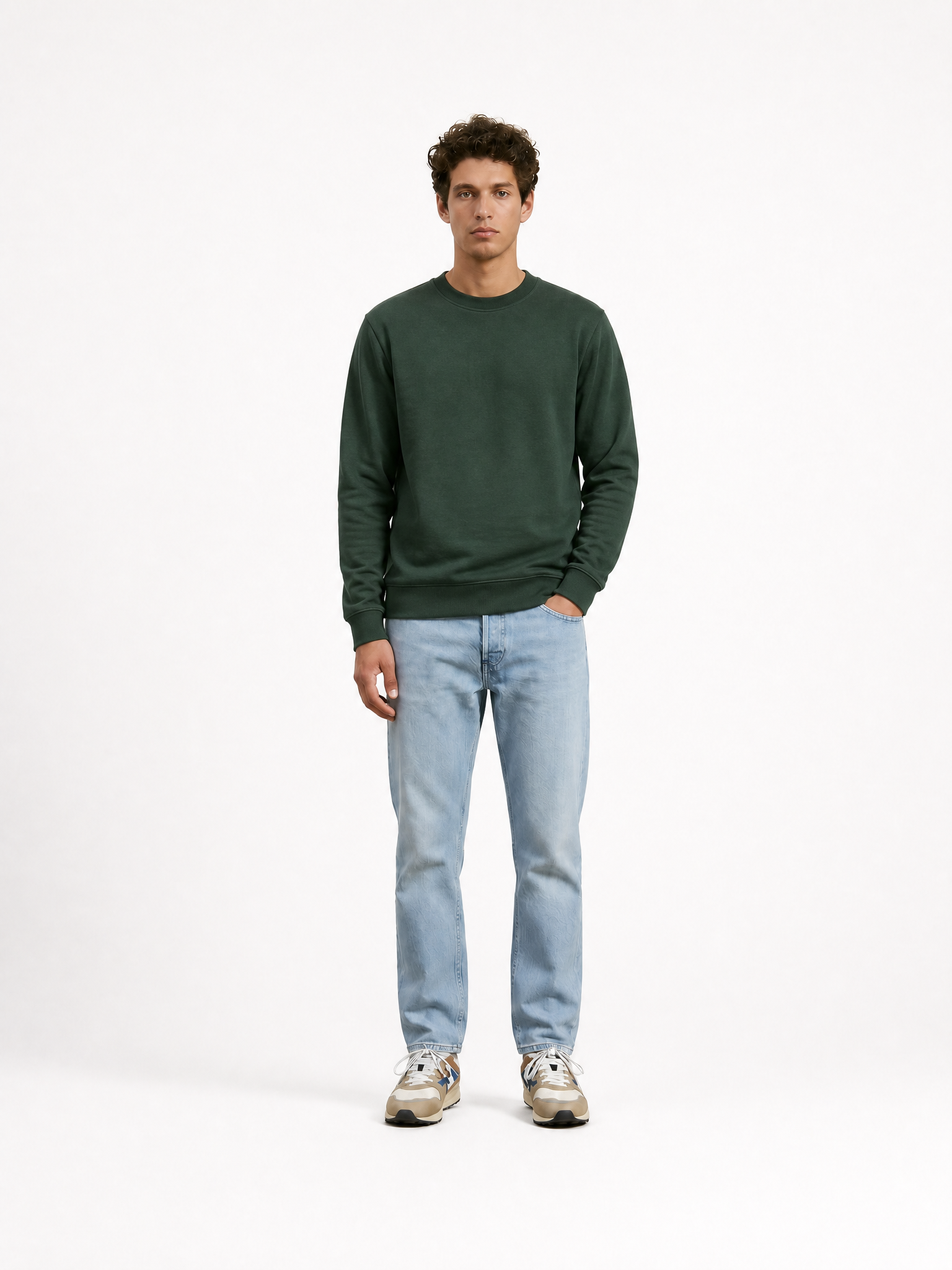 A model wearing the Maillot Vert - Sweatshirt by La Machine Cycle Club.