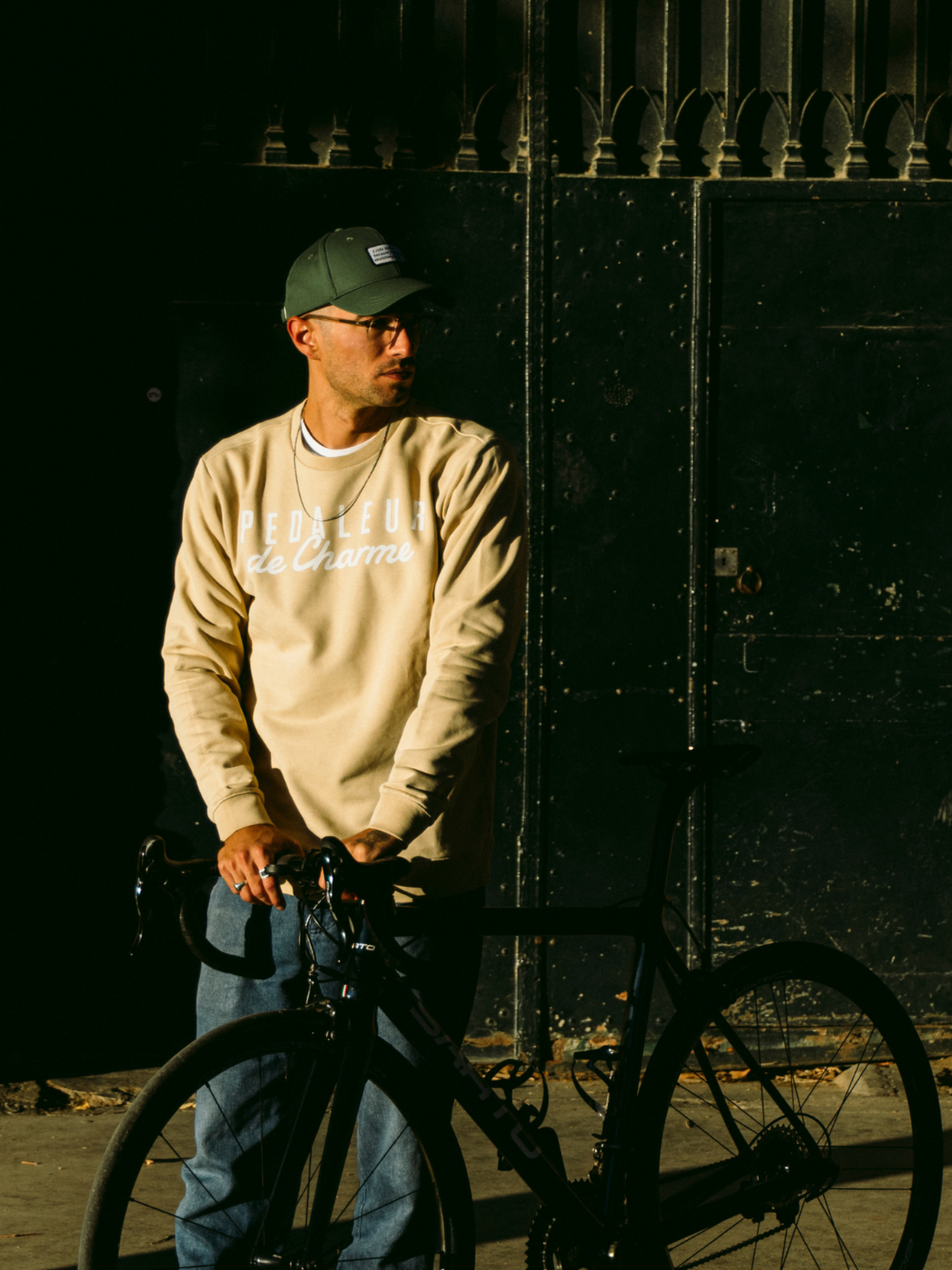 Additional view of the Pedaleur de Charme - Sweatshirt - Sand by La Machine Cycle Club.