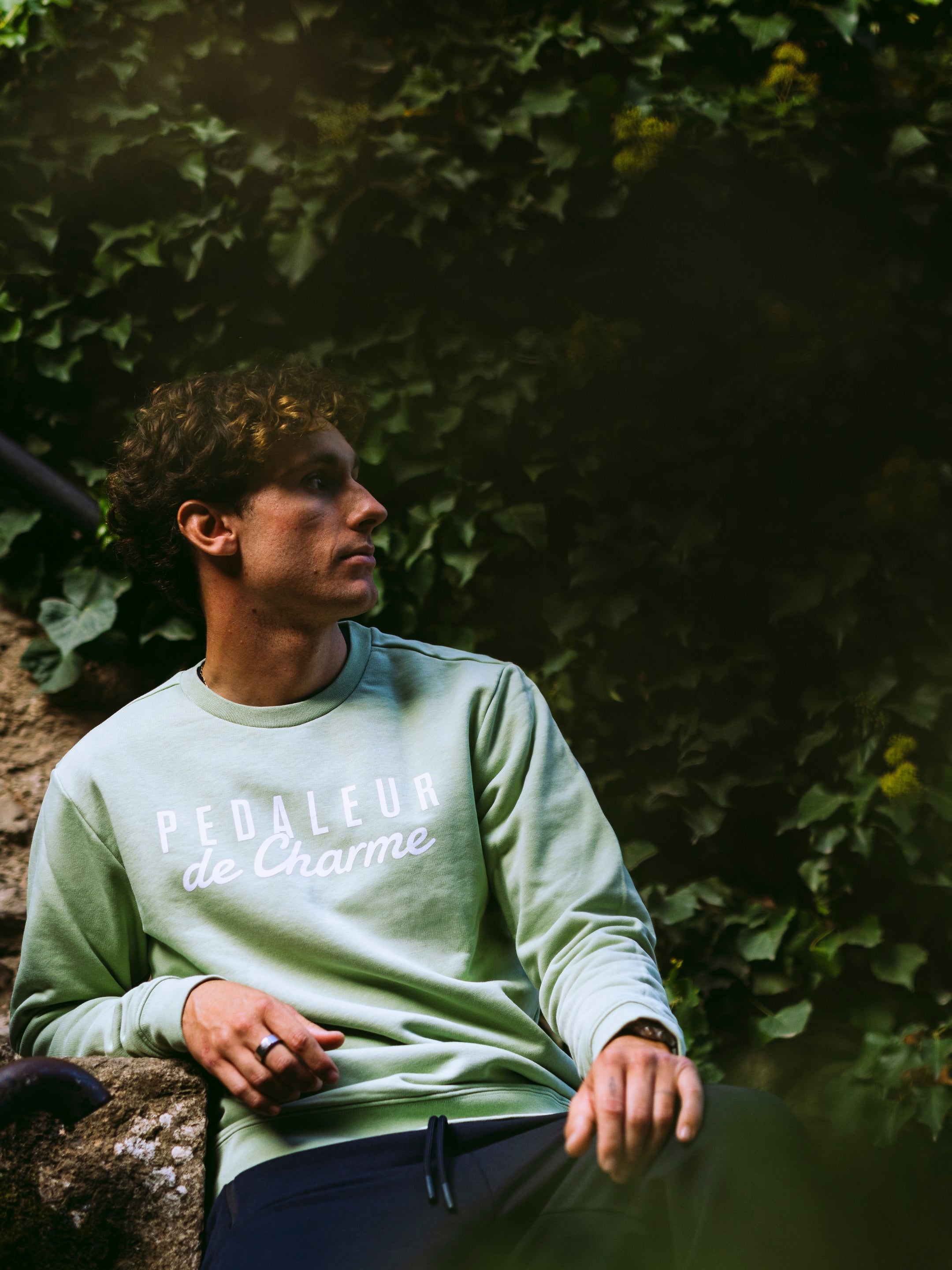 Detail view of the Pedaleur de Charme - Sweatshirt - Aloë by La Machine Cycle Club.