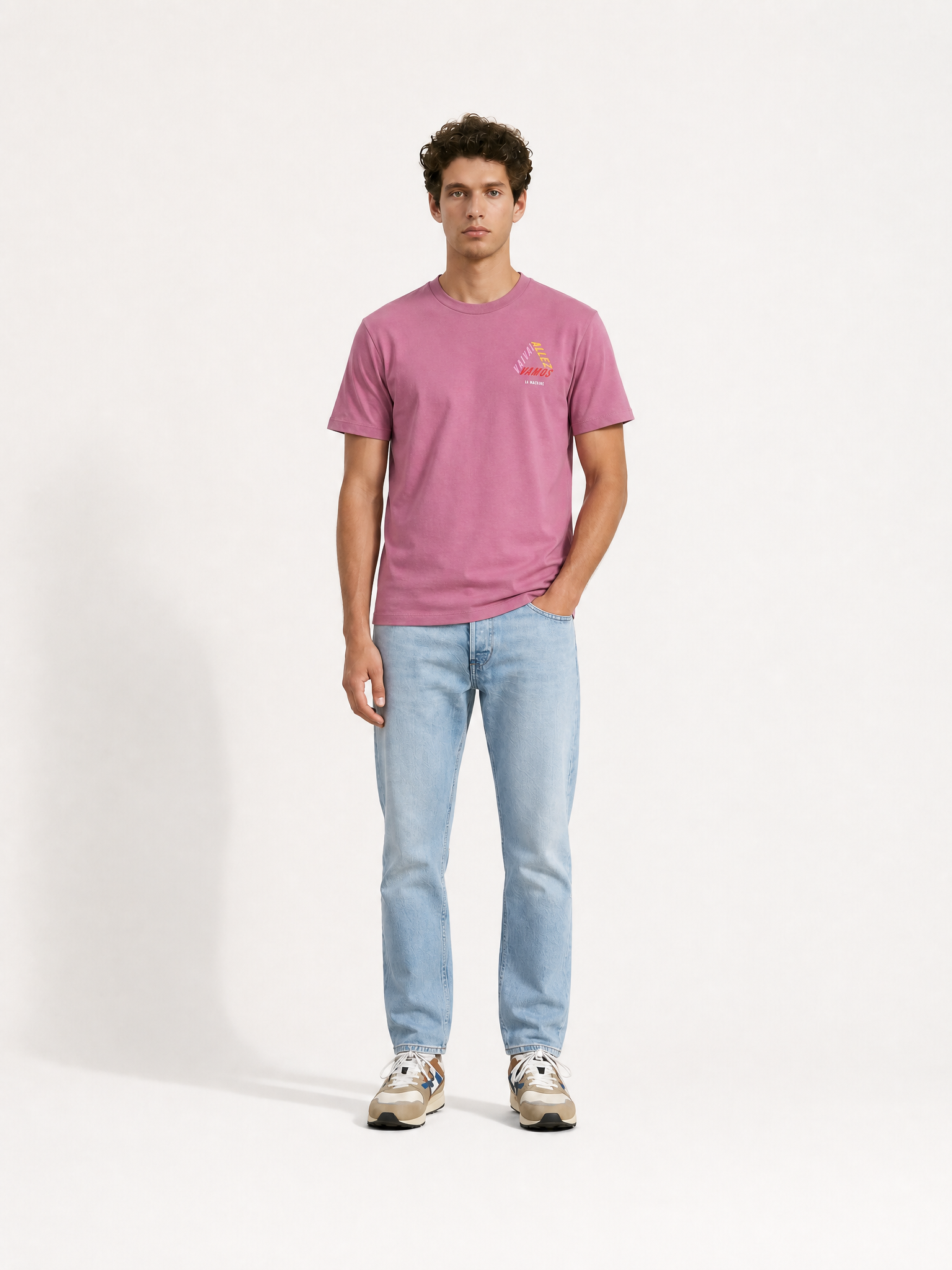 A model wearing the Vai Allez Vamos - Loose Fit - T-shirt by La Machine Cycle Club.
