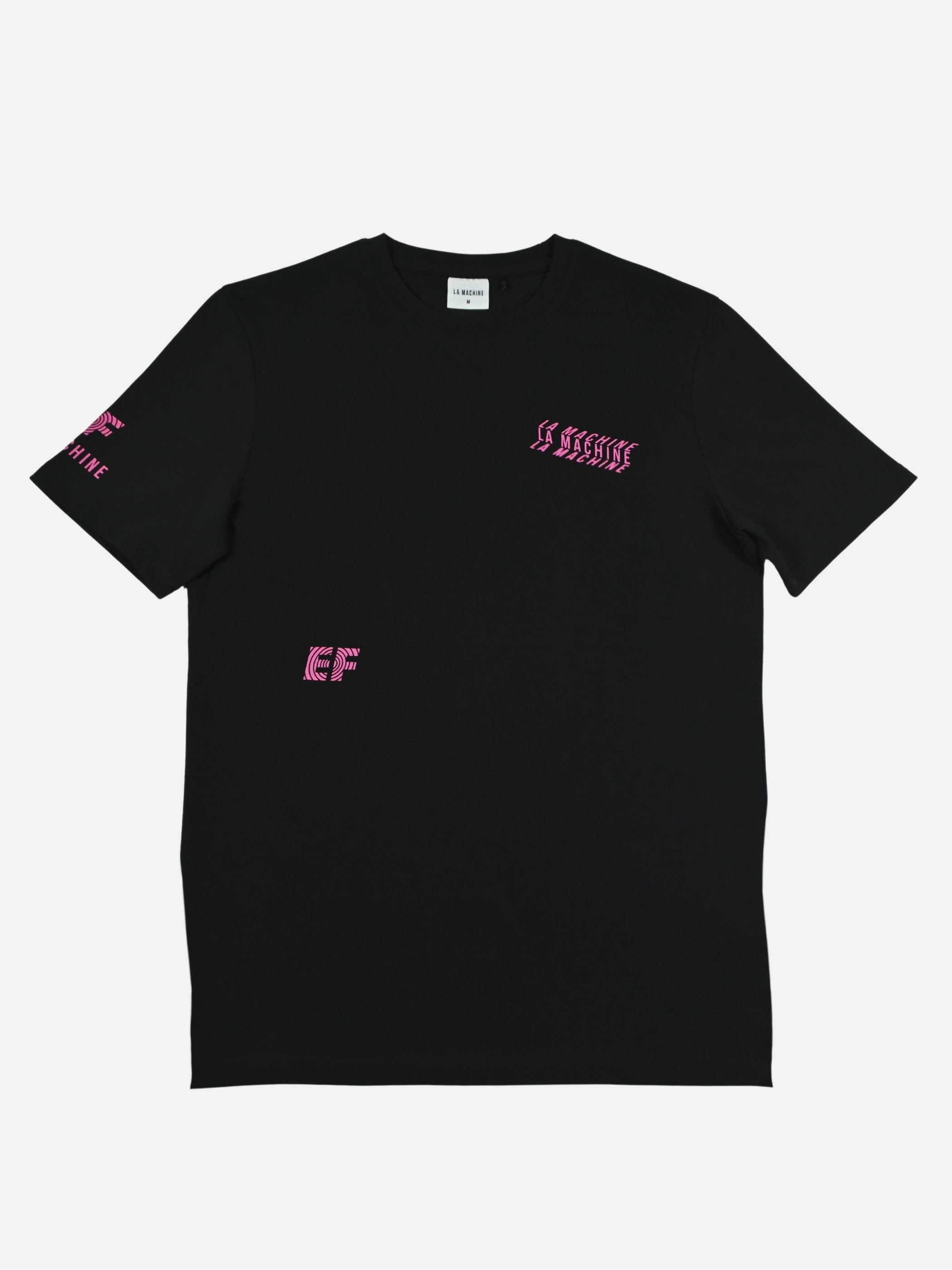 Een zwart La Machine x EF Pro Cycling Carroussel T-shirt met de samenwerkingsprint, op een effen achtergrond.