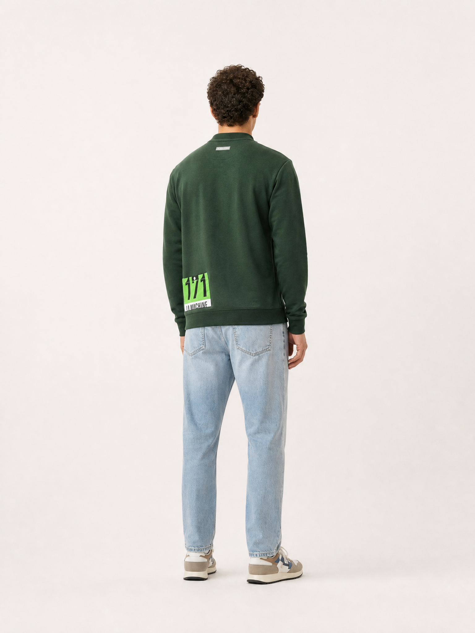 A model wearing the Maillot Vert - Sweatshirt by La Machine Cycle Club.