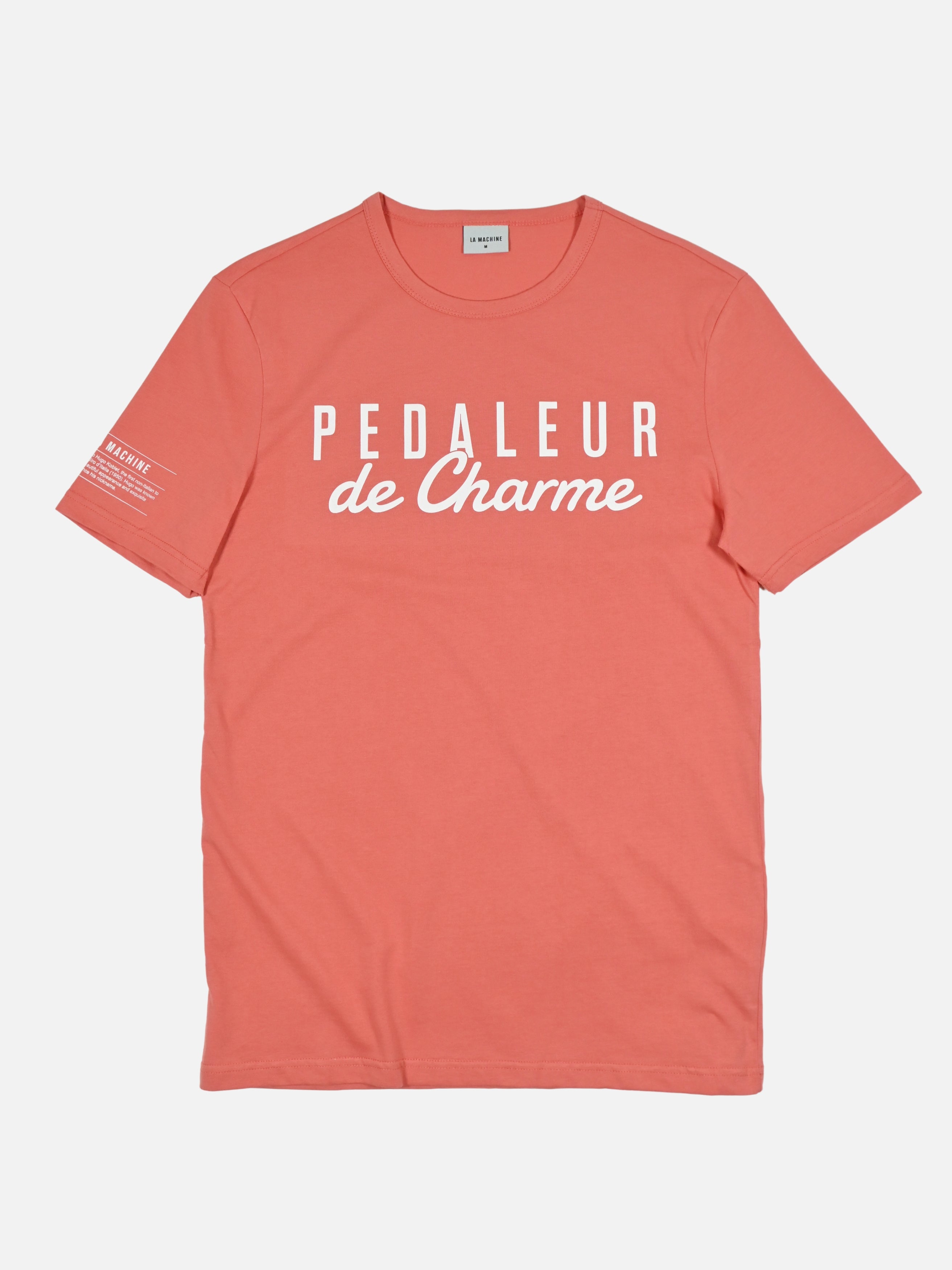 Pedaleur de Charme T-shirt in koraalrood van La Machine, een premium katoenen tee als eerbetoon aan Hugo Koblet, op een effen achtergrond.