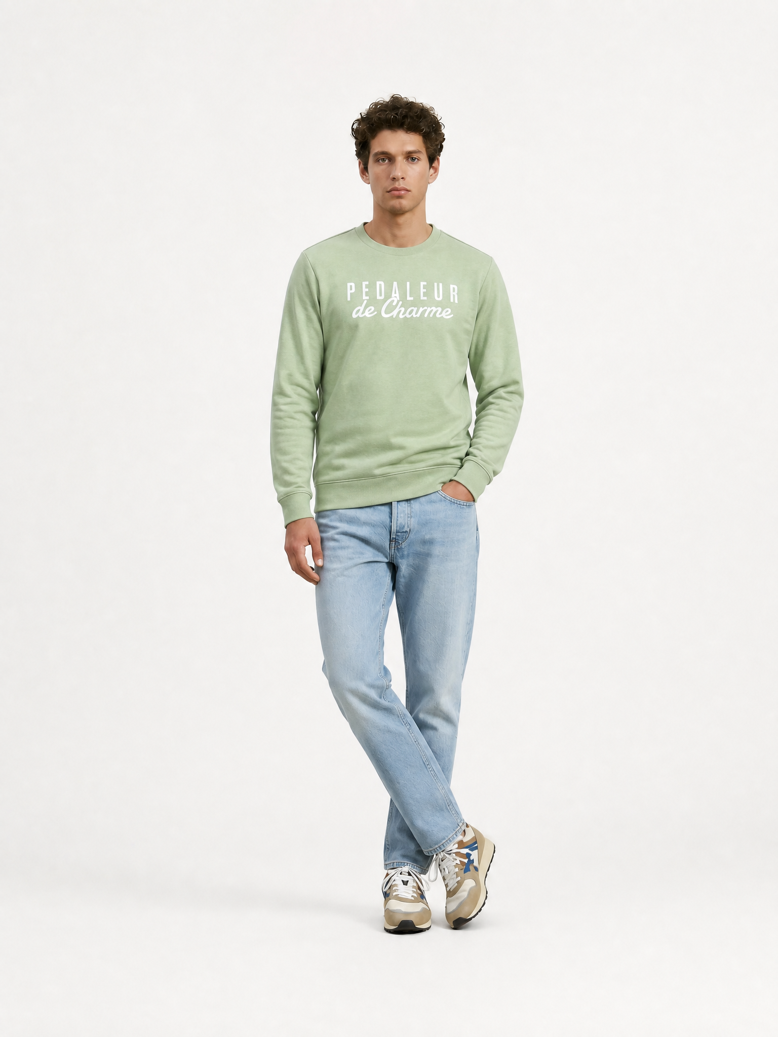 A model wearing the Pedaleur de Charme - Sweatshirt - Aloë by La Machine Cycle Club.
