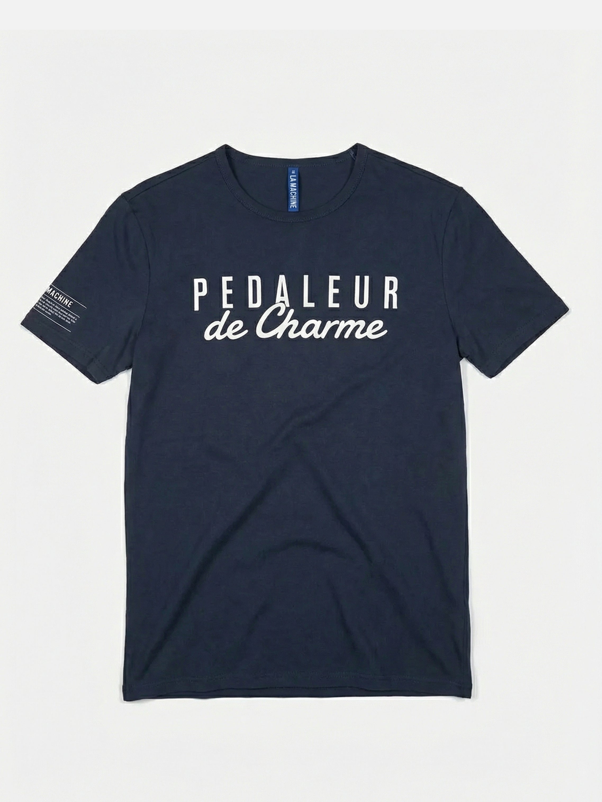 Navy Pedaleur de Charme T-shirt van La Machine, met witte 'Pédaleur de Charme'-borstprint als eerbetoon aan Giro d'Italia-winnaar Hugo Koblet, op een effen achtergrond.