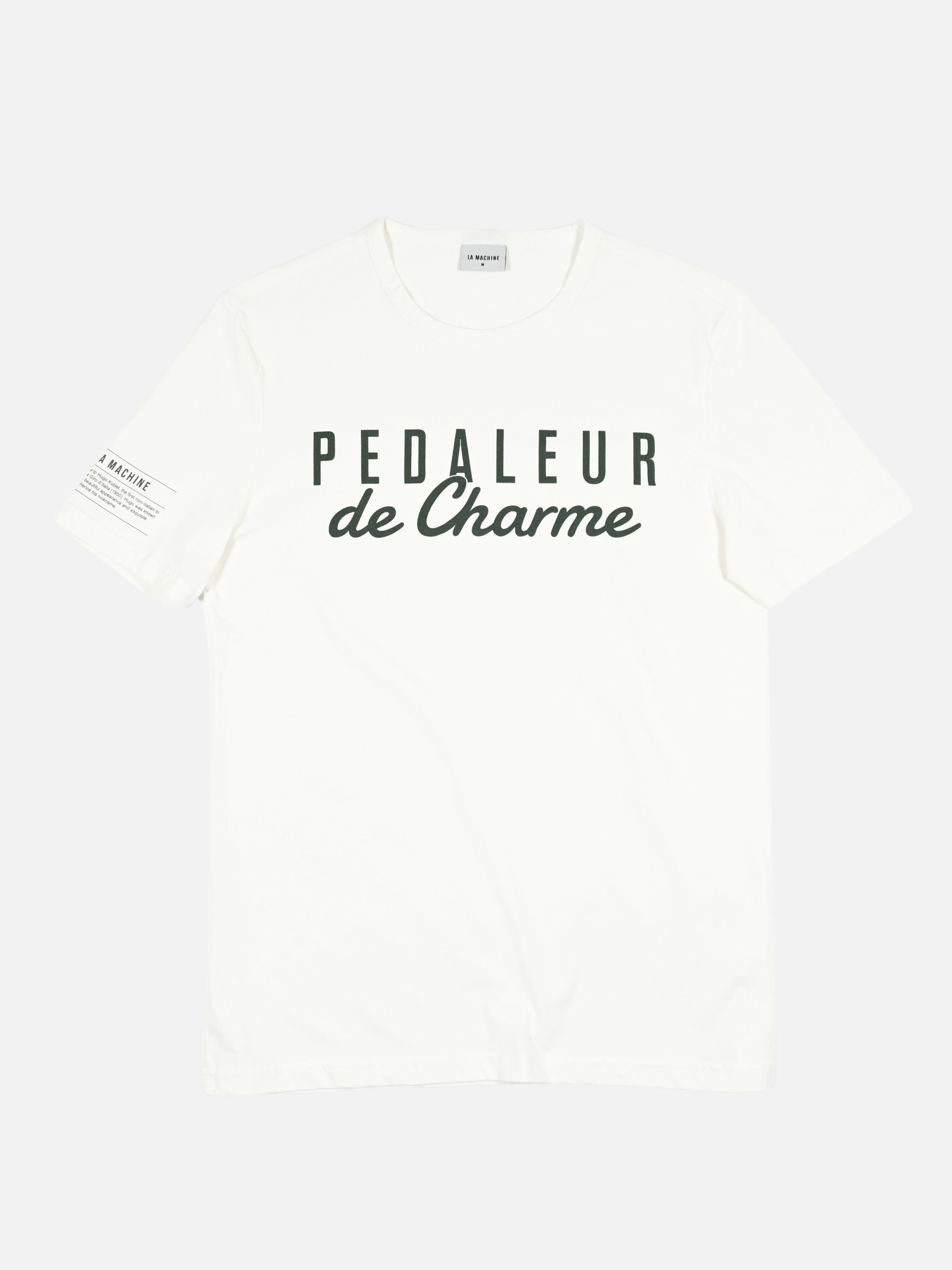 Off White premium t-shirt van La Machine met 'Pedaleur de Charme' borstopdruk, een eerbetoon aan Giro d'Italia-winnaar Hugo Koblet.