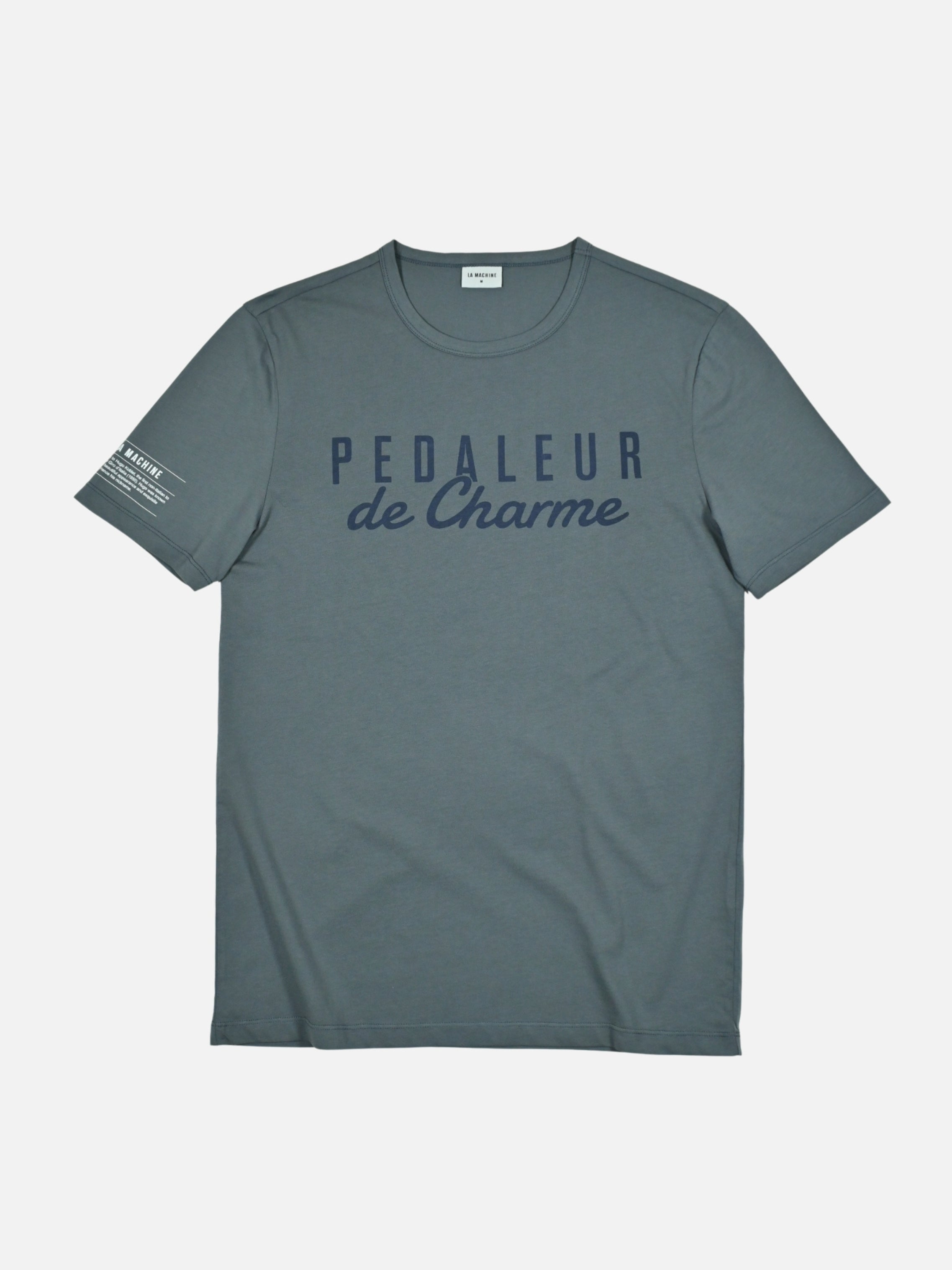 Charcoal Teal Pedaleur de Charme t-shirt van La Machine met tone-in-tone print als eerbetoon aan Hugo Koblet, plat op een effen achtergrond.
