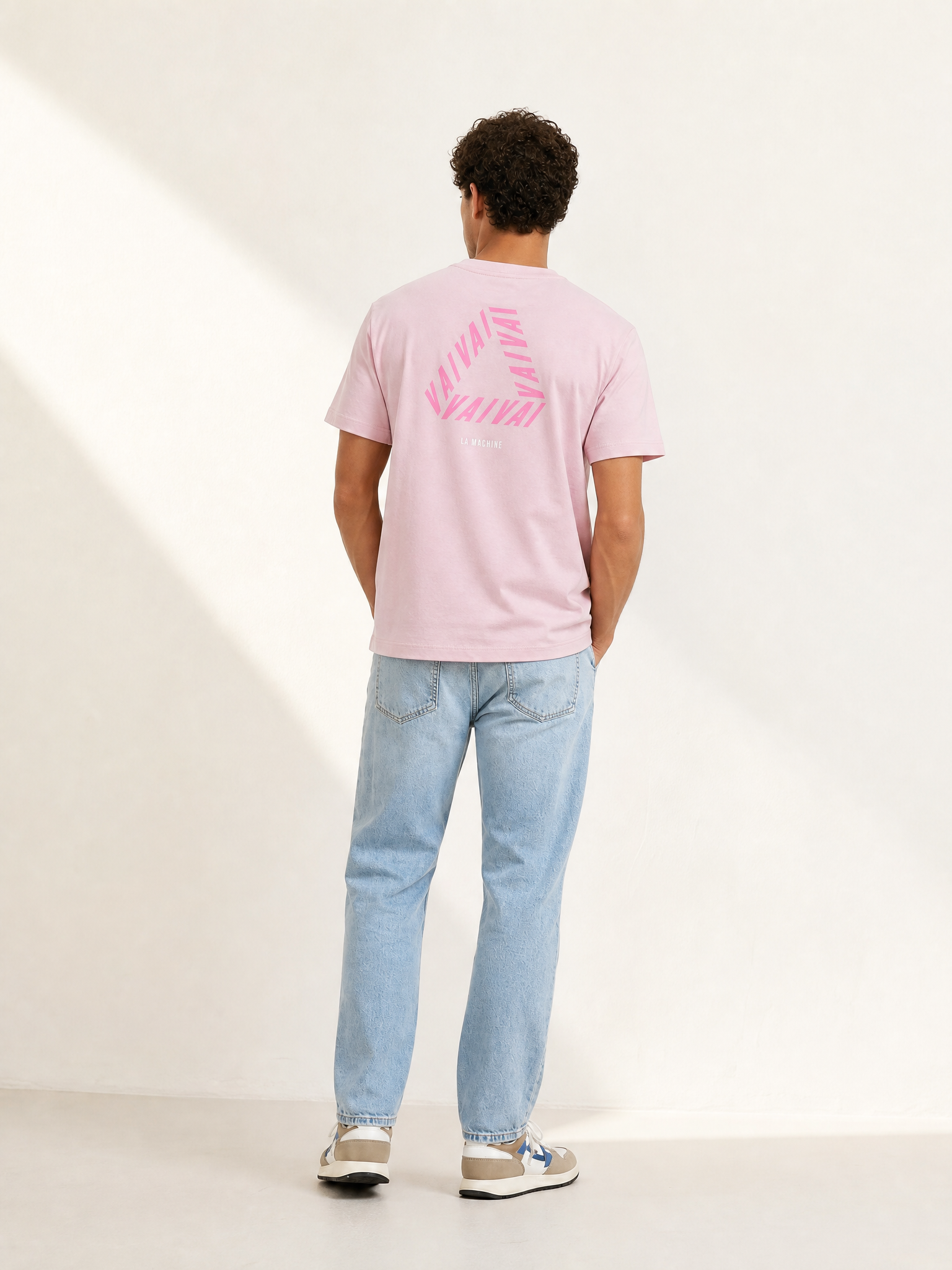 A model wearing the Vai Vai - Loose Fit - Giro d'Italia T-shirt by La Machine Cycle Club.