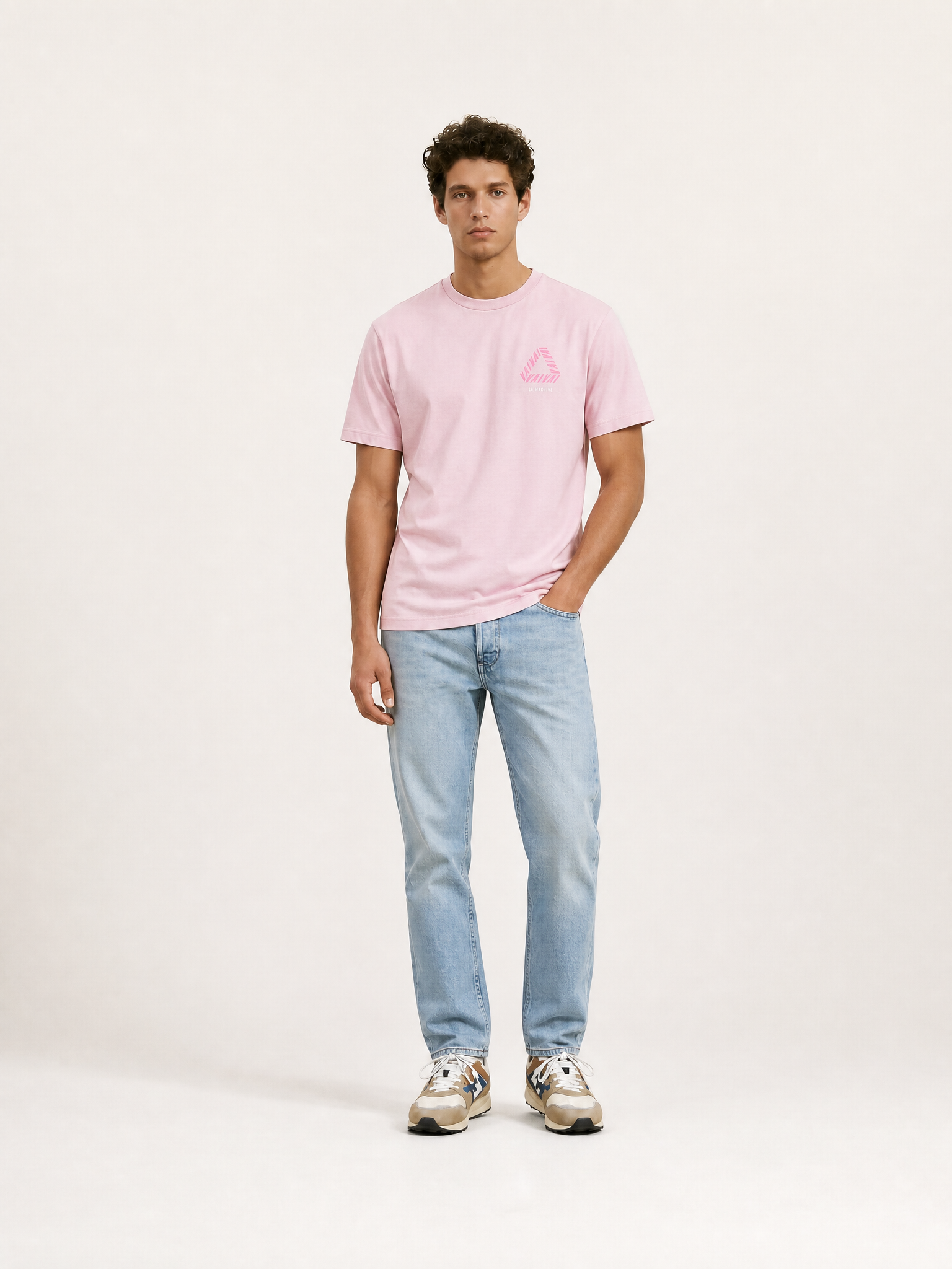 A model wearing the Vai Vai - Loose Fit - Giro d'Italia T-shirt by La Machine Cycle Club.