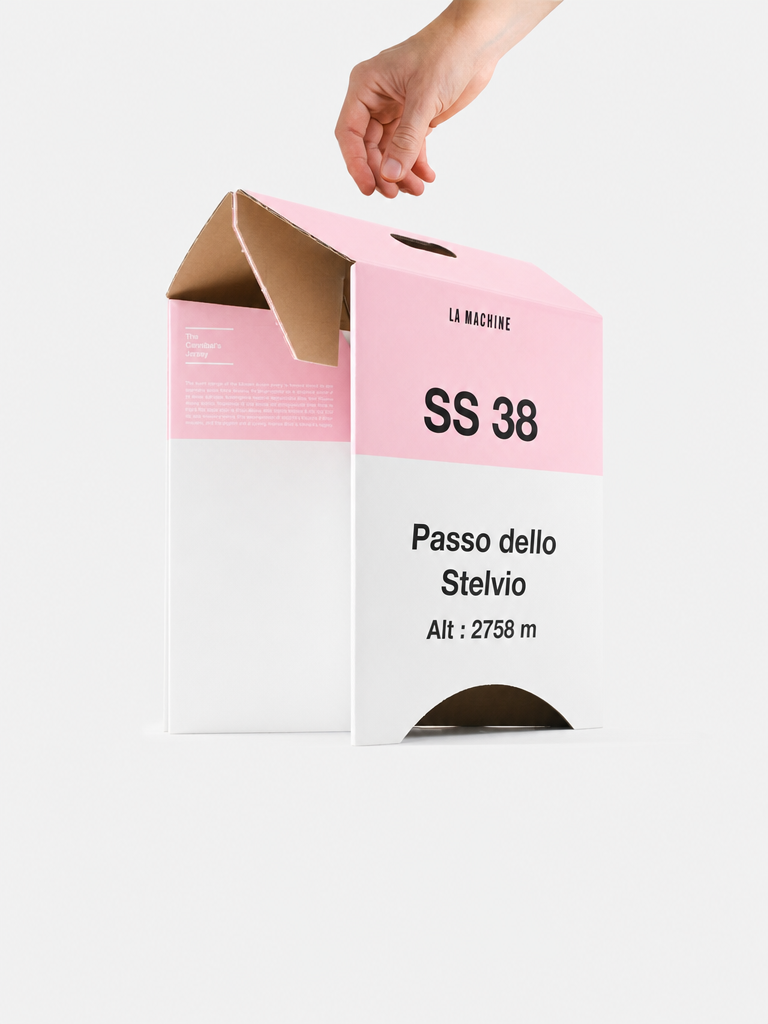 Faltbarer 2-in-1 Hocker und Beistelltisch von La Machine, inspiriert von den Kilometersteinen des Passo dello Stelvio, vor schlichtem Hintergrund.